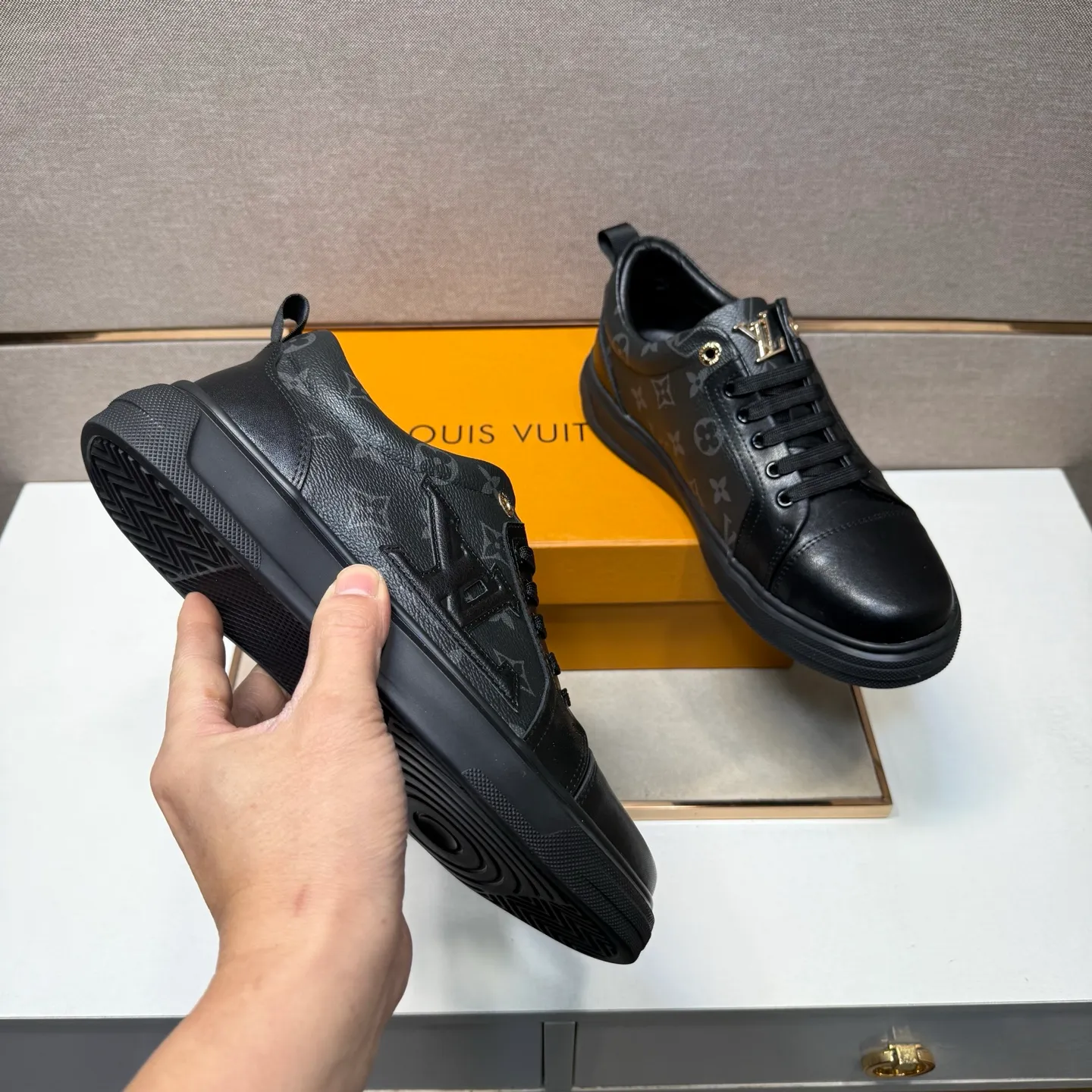 ⬛️Ex-factory price p400 [LV~] Men's casual shoes, 2025z cabinet sales simultaneously 🔶Code number: 38-44#️⃣ 🔷3 colors🔜The upper is made of multi-material splicing ➕Genuine leather lining, comfortable and breathable, sole: original comfortable and wear-resistant outsole, ⚠️real thing📱photographed🎬real thing is better📢📢📢